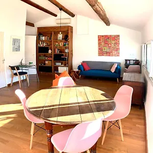 a-spacious-sunny-calm-loft-in-avignons-heart.aixenprovencehotels.org/